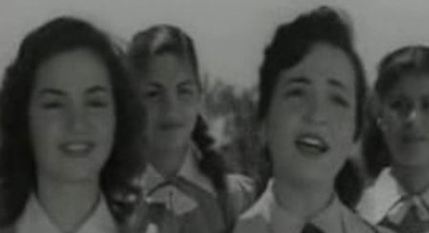 صور نادرة تجمع بين شادية مع شقيقتها عفاف شاكر