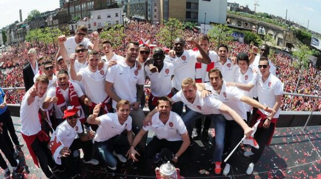 بالصور احتفال أرسنال مع جماهيره بلقب كأس الاتحاد الإنجليزي 2014