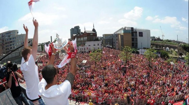 بالصور احتفال أرسنال مع جماهيره بلقب كأس الاتحاد الإنجليزي 2014