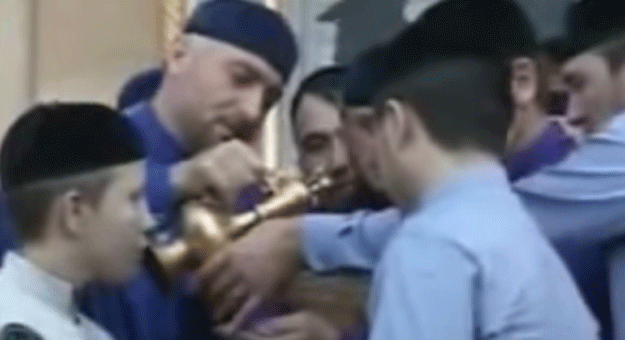 بالفيديو استقبال إناء النبى محمد ص في الشيشان