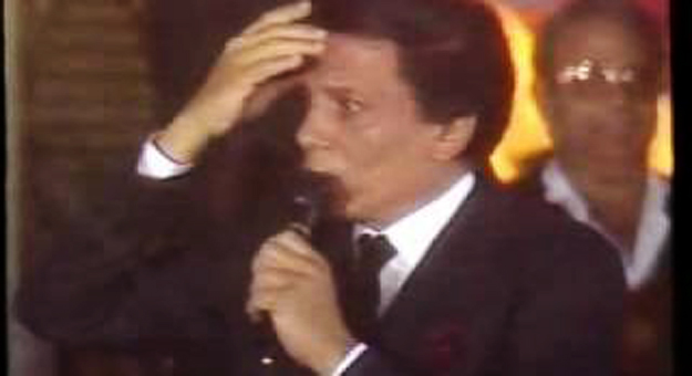 بالفيديو عادل امام يغني اغنية للفنان أحمد عدوية