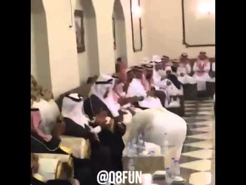 بالفيديو الشاعر السعودي علي بن حمري يقبل قدم والده بعد حفل تكريمه