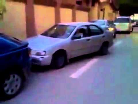 بالفيديو اغبى شخص يركن السيارة في العالم