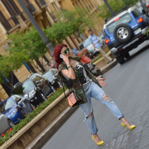 صور هيفاء وهبي ببنطلون جينز ممزق في شوارع بيروت 2014