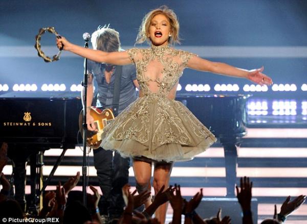 بالفيديو جينيفر لوبيز تغني اغنية First Love في برنامج American Idol