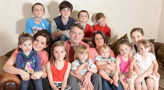 صور اكبر أسرة في بريطانيا 2014