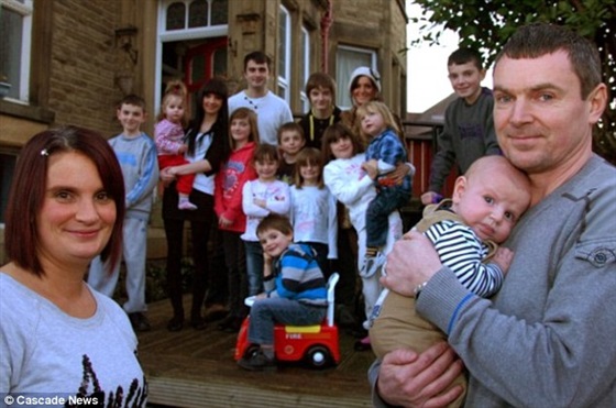 صور اكبر أسرة في بريطانيا 2014