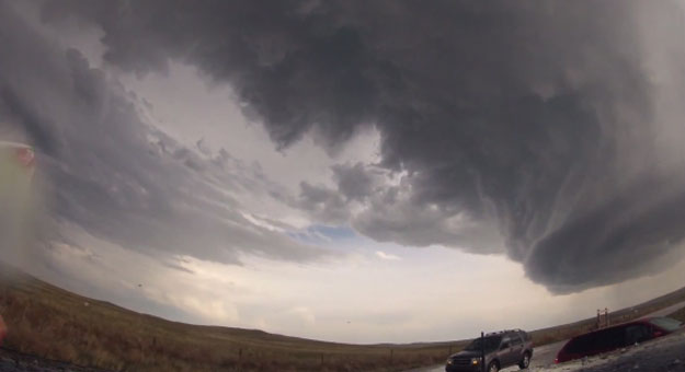 بالفيديو عاصفة رعدية تضرب ولاية وايومنج سرعتها 160 كم فى الساعة
