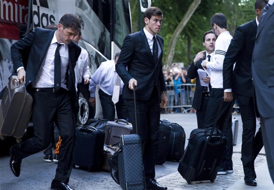صور وصول لاعبي ريال مدريد الى لشبونة 2014