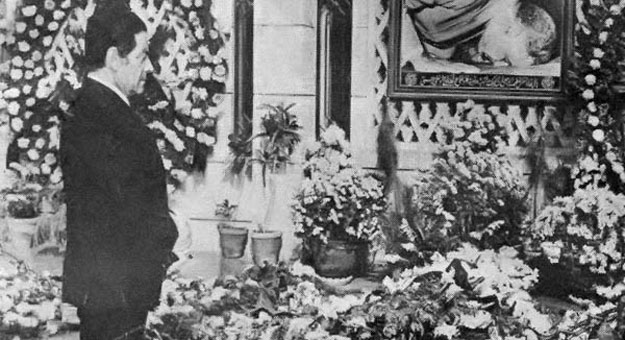 صور فريد الأطرش وهو يضع الورود على قبر عبد الناصر