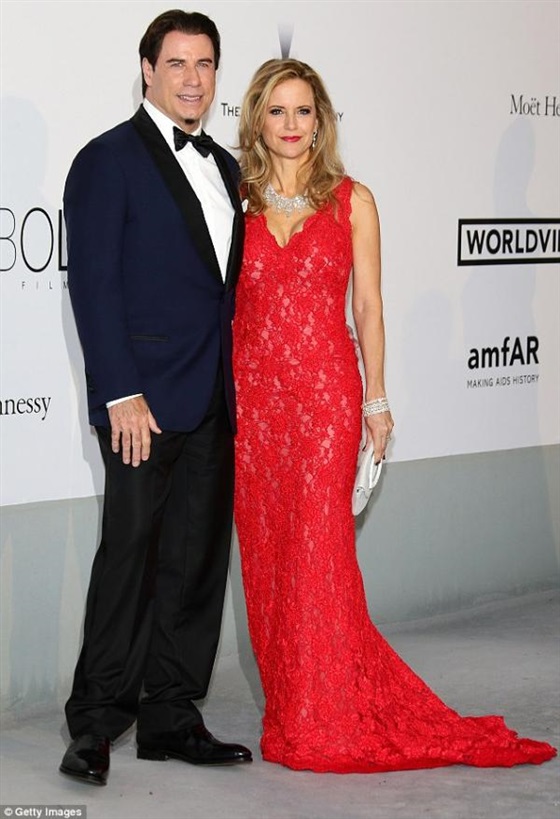 صور جون ترافولتا وزوجته كيلي بريستون في مهرجان كان 2014