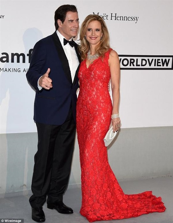 صور جون ترافولتا وزوجته كيلي بريستون في مهرجان كان 2014