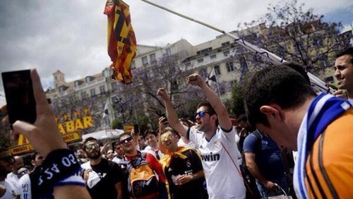 بالصور جماهير ريال مدريد تحرق علم كتالونيا في لشبونة