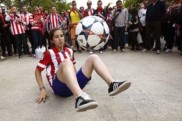 بالصور مشجعة أتليتكو مدريد تستعرض مهاراتها بالكرة قبل مباراة نهائي دوري أبطال أوروبا 2014