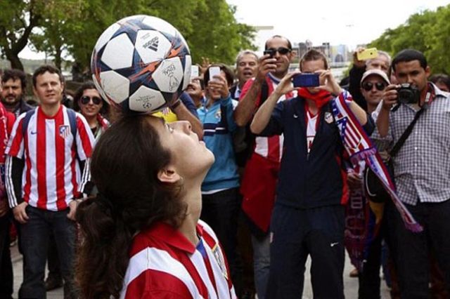 بالصور مشجعة أتليتكو مدريد تستعرض مهاراتها بالكرة قبل مباراة نهائي دوري أبطال أوروبا 2014