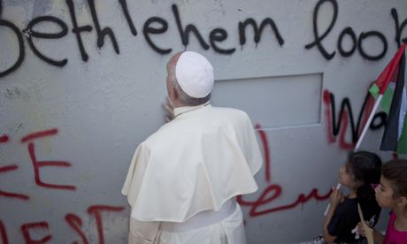 صور صلاة البابا فرنسيس أمام الجدار العازل الإسرائيلي