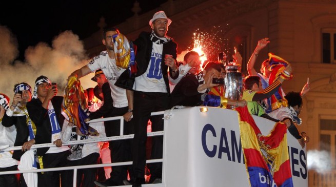 بالفيديو احتفال لاعبي ريال مدريد مع جماهيرهم بكأس دوري الابطال 2014