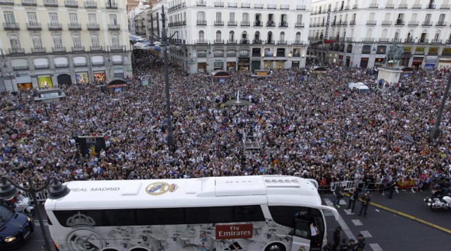 صور احتفال لاعبي ريال مدريد مع الجماهير بملعب سنتياجو برنابيو 2014