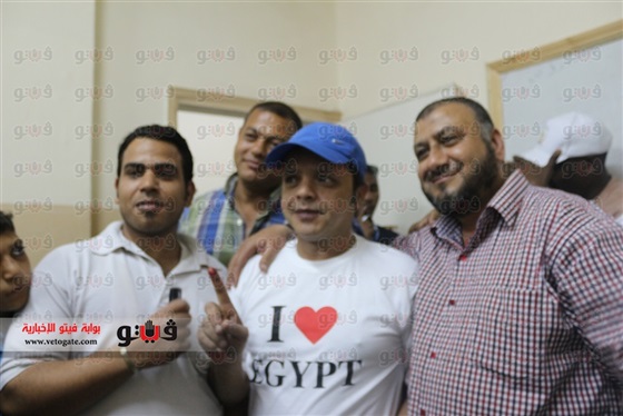 صور محمد هنيدى وهو يدلي بصوته في الانتخابات الرئاسية 2014