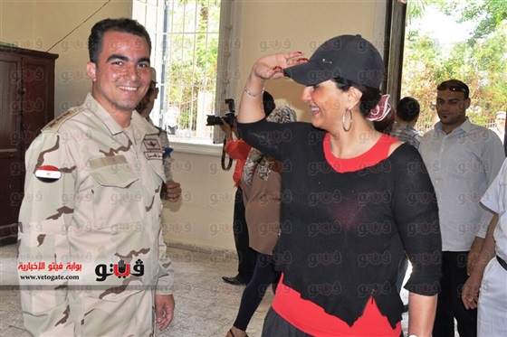 صور وفاء عامر وهي تدلي بصوتها في الانتخابات الرئاسية 2014