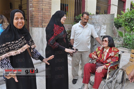 صور مديحة يسري وهي تدلي بصوتها في الانتخابات الرئاسية 2014