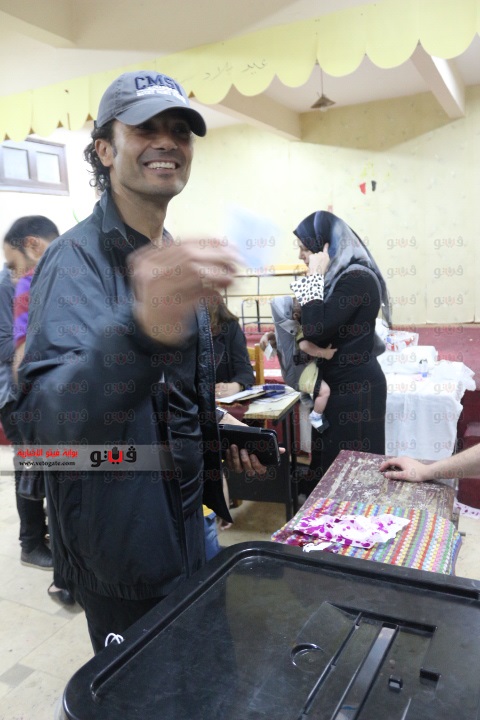 صور خالد النبوي وهو يدلي بصوته في الانتخابات الرئاسية 2014