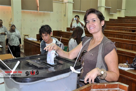 صور هنا شيحة وهي تدلي بصوتها في الانتخابات الرئاسية 2014