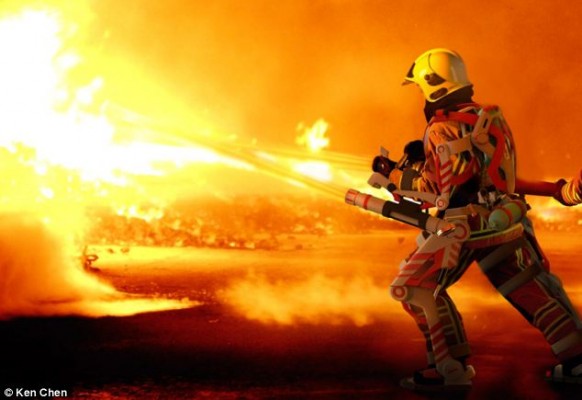 بالصور اختراع بدلة جديدة مخصصة لرجال الإطفاء لمكافحة الحرائق