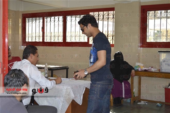 صور أحمد جمال وهو يدلي بصوته في الانتخابات الرئاسية 2014