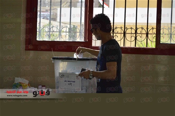 صور أحمد جمال وهو يدلي بصوته في الانتخابات الرئاسية 2014