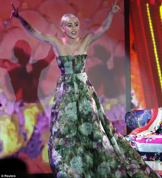 صور مايلي سايروس في حفل World Music Awards 2014