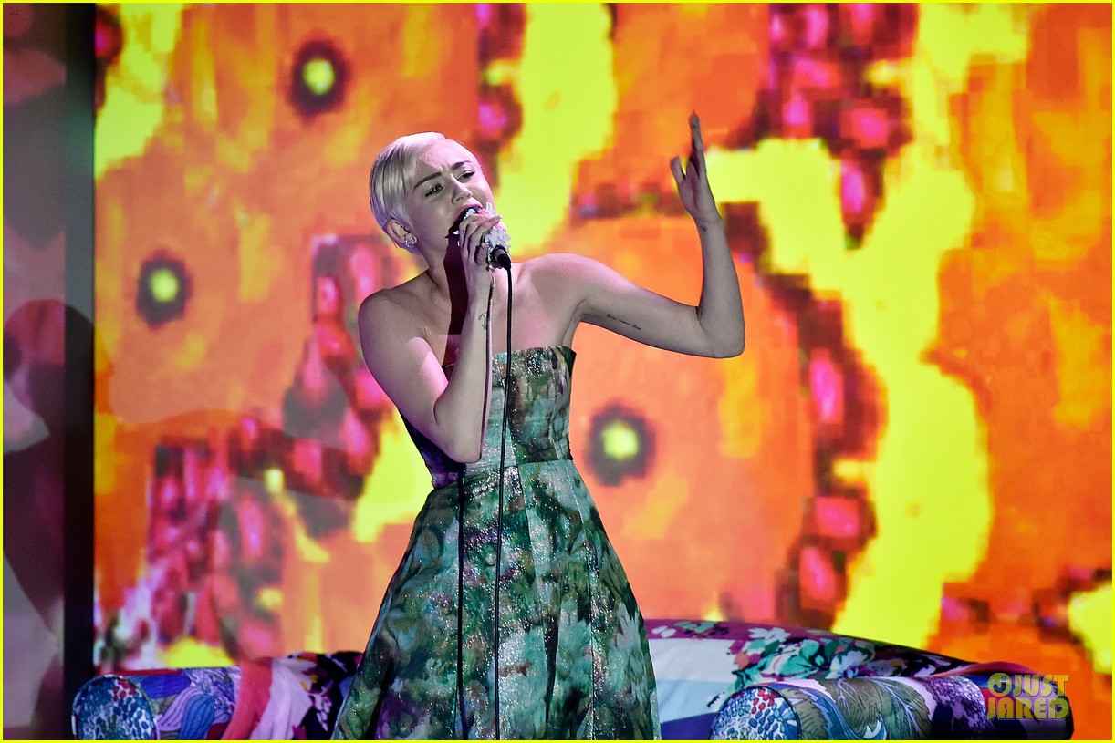 صور مايلي سايروس في حفل World Music Awards 2014