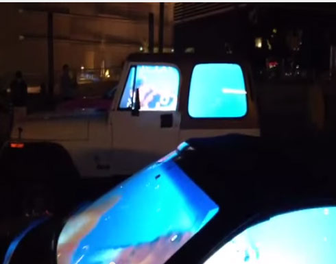 بالفيديو أسماك تتحرك على زجاج السيارات في دبي 2014