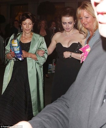 صور سقوط فستان النجمة هيلينا بونهام كارتر في حفل BAFTA TV Awards