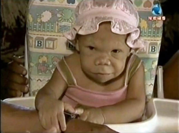 بالفيديو طفلة برازيلية عمرها 33 سنة , هل تصدق !!