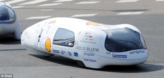 بالصور سيارة من ابتكار طلاب فرنسيين تقطع الكرة الارضية باستخدام 12 لتر بنزين