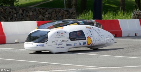 بالصور سيارة من ابتكار طلاب فرنسيين تقطع الكرة الارضية باستخدام 12 لتر بنزين