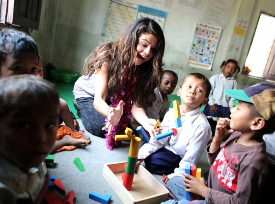صور سيلينا غوميز وهي تلعب مع أطفال دولة نيبال 2014