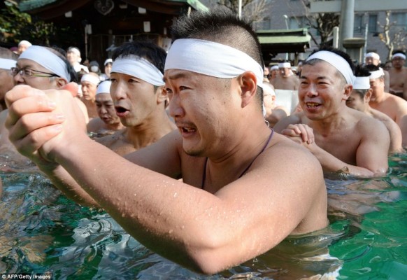 بالفيديو تعرف على طقوس ديانة الشنتو في اليابان