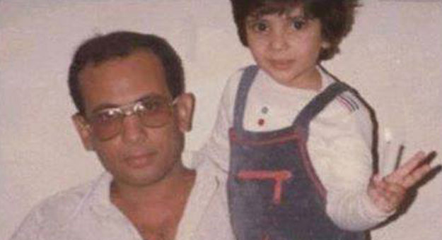 صورة نادرة تجمع منى زكي وهي طفلة صغيرة مع والدها