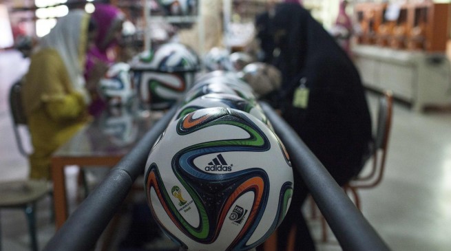 بالصور شاهد كيف تم تصنيع كرة كأس العالم 2014 بالبرازيل