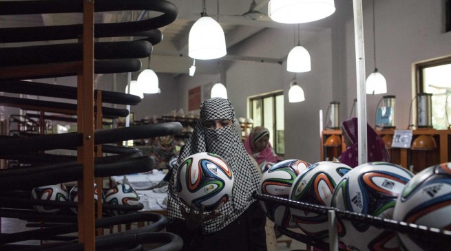 بالصور شاهد كيف تم تصنيع كرة كأس العالم 2014 بالبرازيل