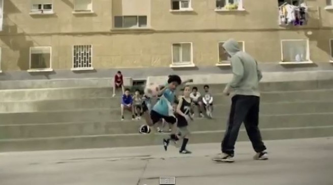 بالفيديو ميسي يلعب كرة القدم لوحده ضد مجموعة أطفال