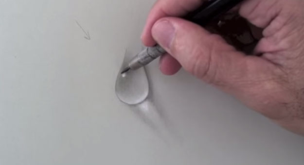 بالفيديو فنان يرسم قطرة مياه بقلم الرصاص