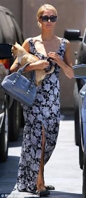 صور باريس هيلتون وهي تتنزه مع كلبها في هوليوود