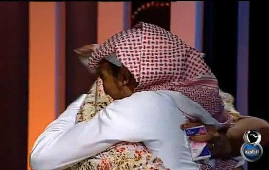 بالفيديو لقاء عبد الله الخوجلي مع امه بعد 30 سنة في برنامج الثامنة 1435