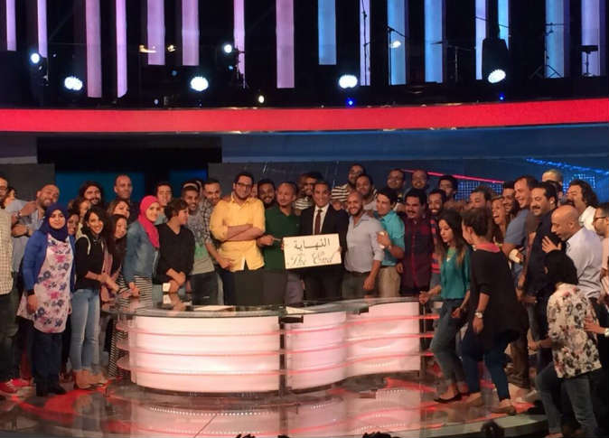 بالصور باسم يوسف يرفع لافتة مكتوب عليها النهاية مع فريق عمل البرنامج 2014