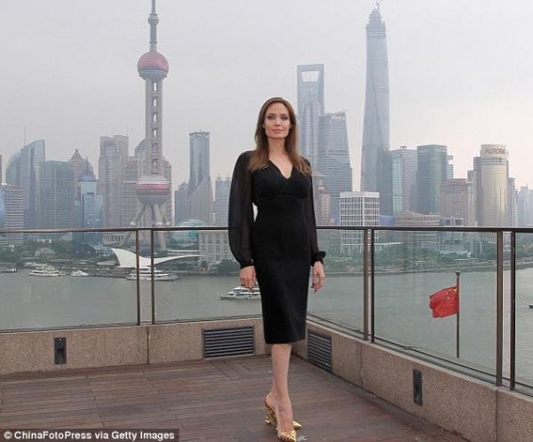 صور أنجلينا جولي في حفل عرض فيلمها Maleficent في شانغهاي