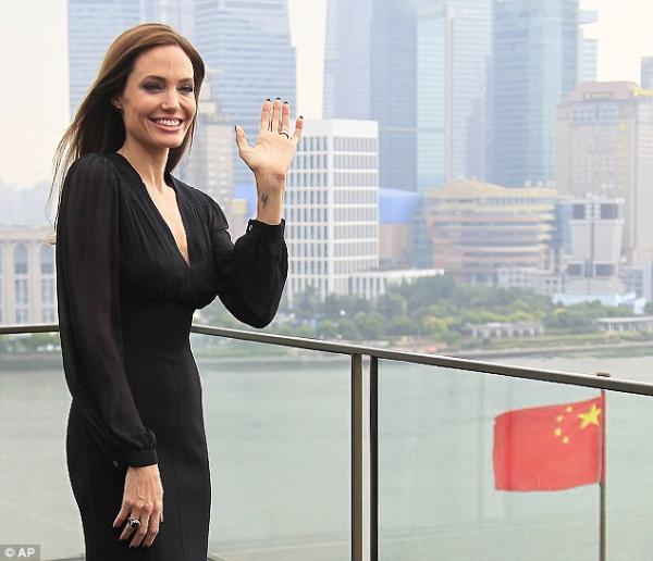 صور أنجلينا جولي في حفل عرض فيلمها Maleficent في شانغهاي