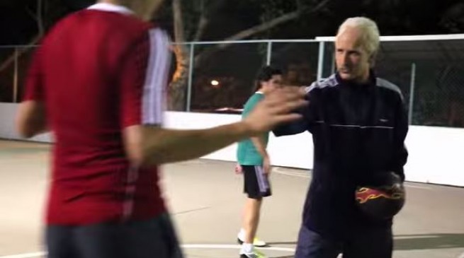 بالفيديو عجوز فرنسي يستعرض مهاراته بكرة القدم 2014